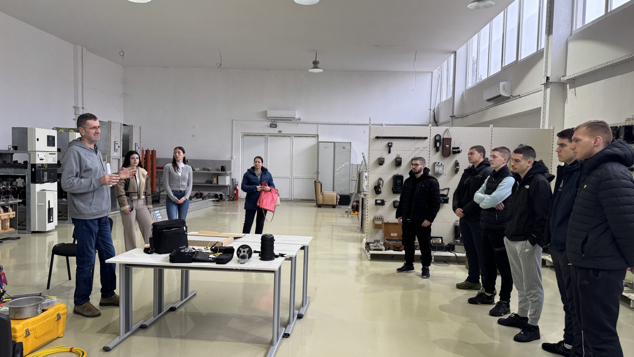 Učenici srednje elektrotehničke škole „Vaso Aligrudić“ posjetili Centar za obuku CEDIS-a
